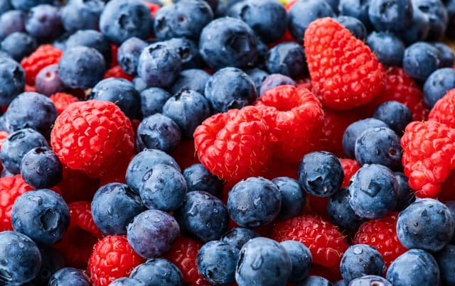 Himbeeren und Blaubeeren