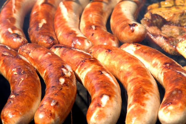 Grill mit Bratwürsten