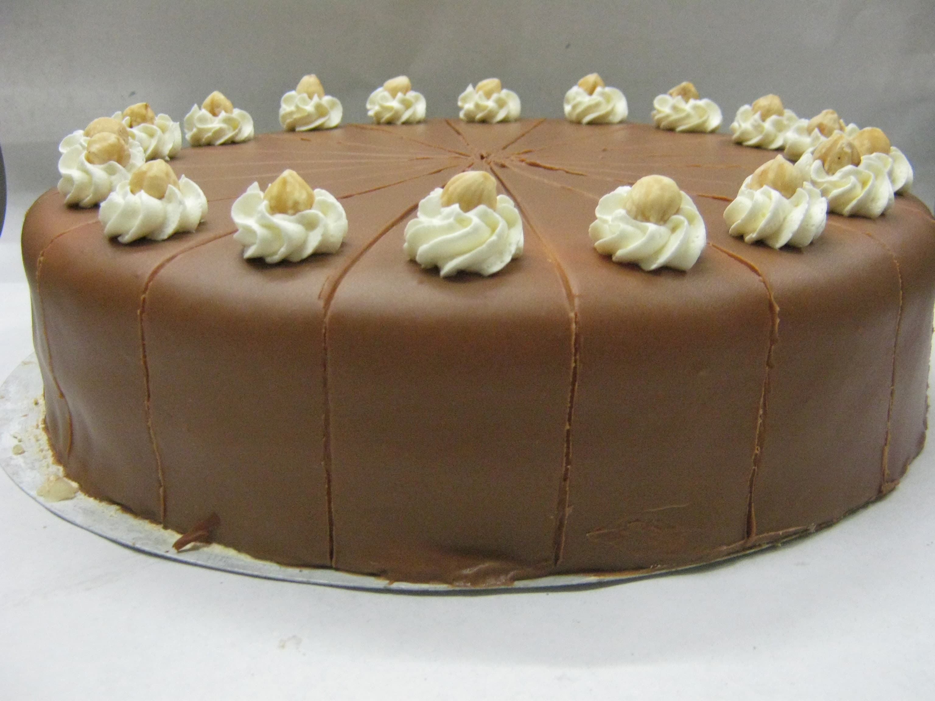 https://a.storyblok.com/f/224316/3072x2304/8828967bb7/nusskremtorte.jpg